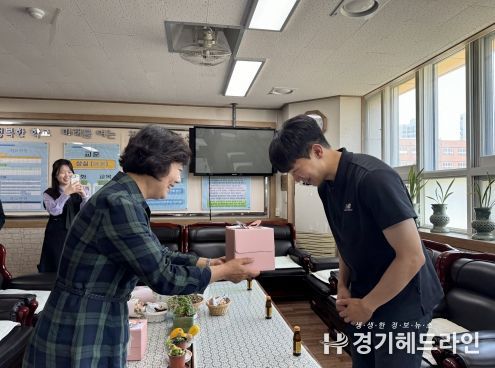 인천동부교육지원청, '발령 100일' 축하 선물로 중등 신규 교사 격려