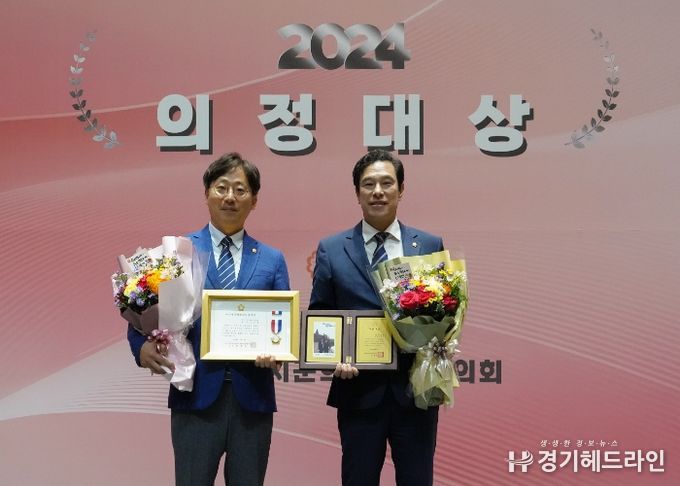 6월 7일 ‘제15기 경기도시군의회의장협의회 특별공로패’와 ‘대한민국 지방의정봉사상’을 수상한 강성삼 의장(사진 오른쪽)과 오승철 의원. (사진_하남시의회 제공)