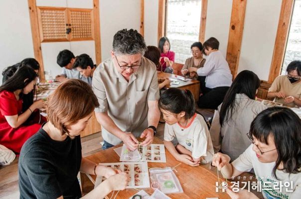 다재다능 조선왕릉(정릉, ‘24.6.4.~6.6.) - 매듭 팔찌 만들어보는 참가자들