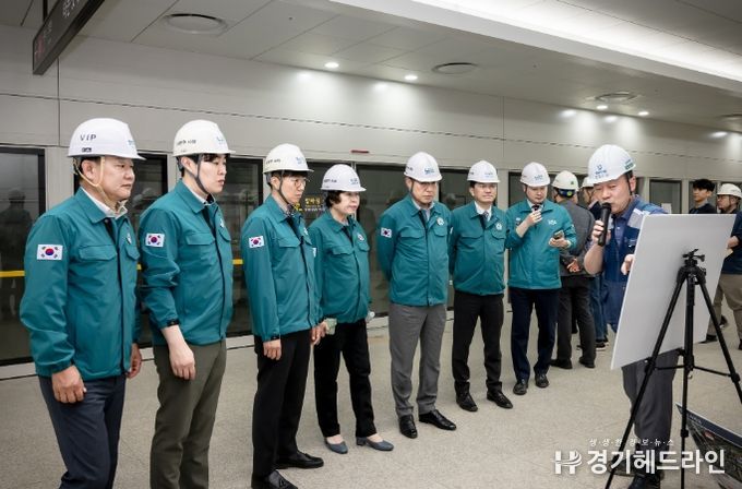 남양주시의회 도시교통위원회 위원들이 개통을 앞둔 별내선 역사 현장을 점검하고 있다.