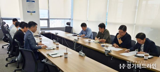 인천항 ‘컨’ 터미널 협의회에서 IPA 직원들과 4개 ‘컨’ 터미널 운영사 운영팀장들이 의견을 나누고 있다 / 사진제공 = 인천항만공사