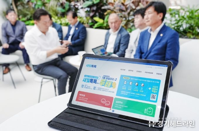 수원특례시민이 일상적으로 시정에 참여할 수 있도록 만들어진 수원시만의 직접민주주의 플랫폼 새빛톡톡 화면