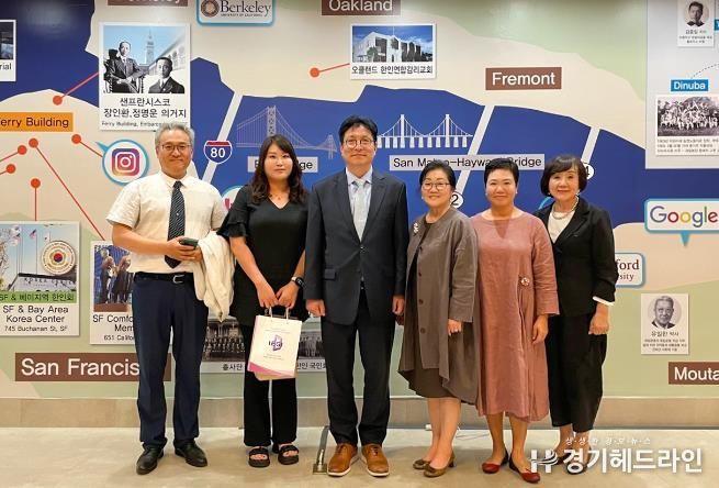 도성훈 교육감이 샌프란시스코 한국학교 관계자들과 한인센터 전시 공간에서 기념 촬영을 하고 있다.