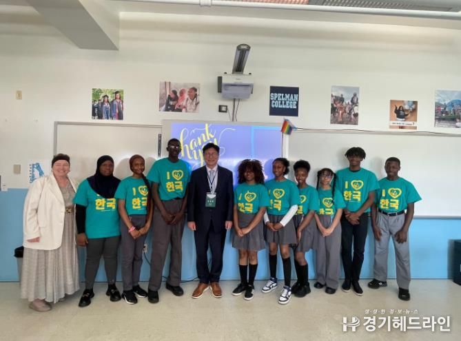 도성훈 교육감이 데모크라시 프렙 공립고등학교 (Democracy Prep High School) 한국댄스동아리 학생들과 기념 촬영을 하고 있다.