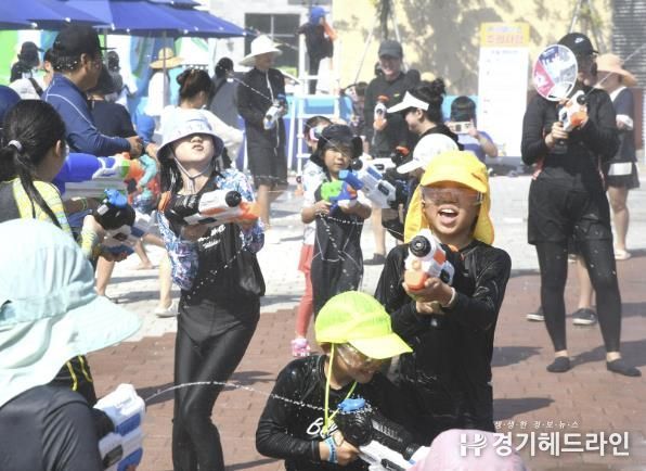 물총축제는 아이부터 어른까지 모두 즐길 수 있다.