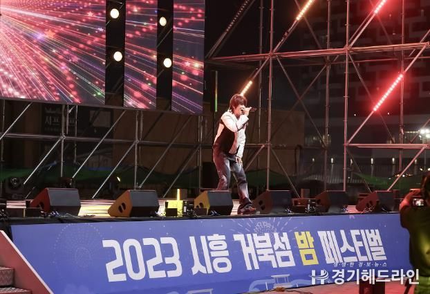 지난해 거북섬 해양축제 마지막 날 개그맨 겸 가수 다나카가 공연하고 있다.