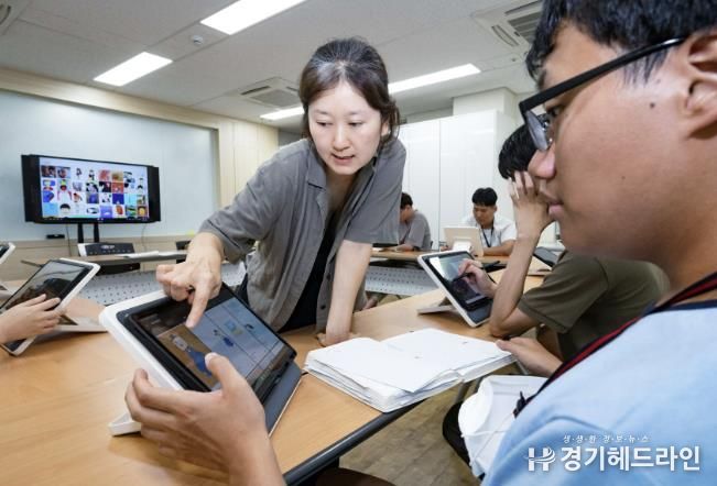 호매실장애인종합복지관에서 성인 발달장애인들을 대상으로 한 디지털 드로잉 작가 양성 교육이 진행되고 있다.