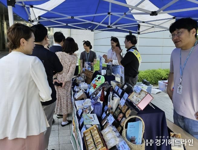 수원특례시가 고향사랑기부 홍보부스를 운영하고 있다.