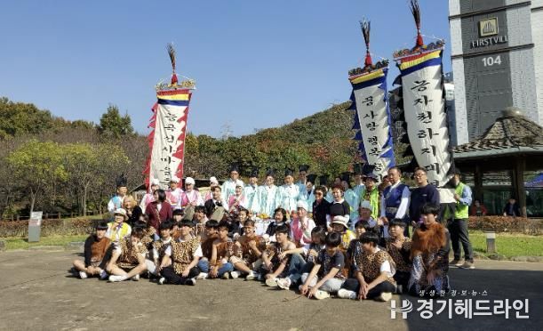 지난해 능곡선사마을축제에서 활약한 청소년과 마을주민들