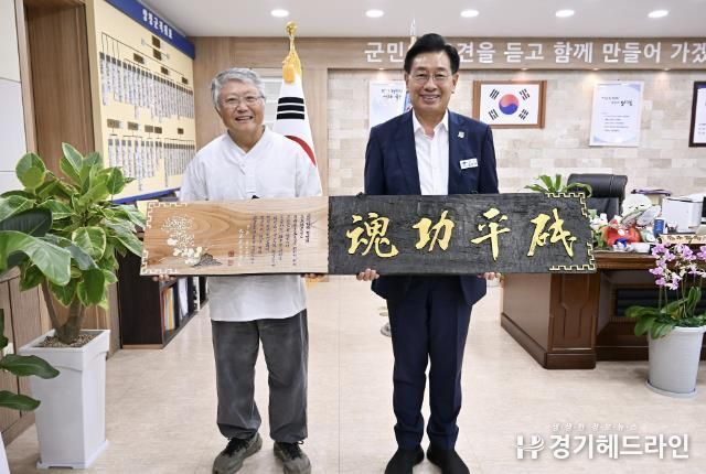 양평군 석영일씨, 지평리 전투기념관에 서각 작품 기증