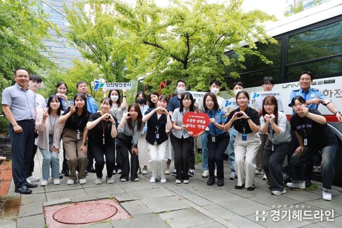 중부해경청과 인천항만공사 단체헌열을 실시했다.(오른쪽 첫번째가 홍택주경사)