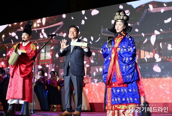 지난해 제60회 수원화성문화제 주제공연에서 이재준 수원시장이 무대에 올라 인사말을 하고 있다.