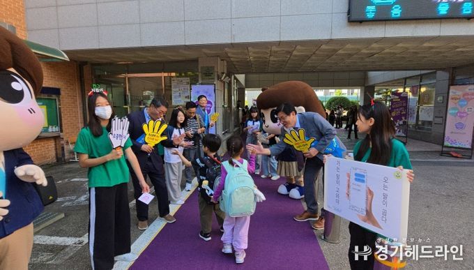 학교로 찾아가는 등굣길 학교폭력 예방 캠페인 “제비꽃길 캠페인”