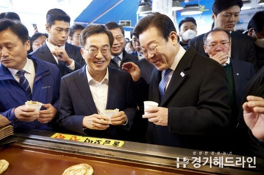 21일 오전 김동연 경기도지사가 이재명 더불어민주당 대표, 진성준 정책위의장, 김승원 경기도당위원장, 국회의원(김영진, 김준혁, 염태영), 이재준 수원시장과 함께 민생현장 방문을 하고 있다.