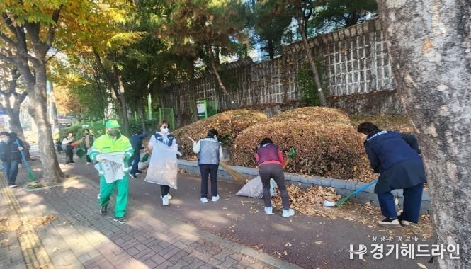 수원특례시 팔달구 화서2동, '꽃뫼환경 대전환단' 낙엽 청소 실시