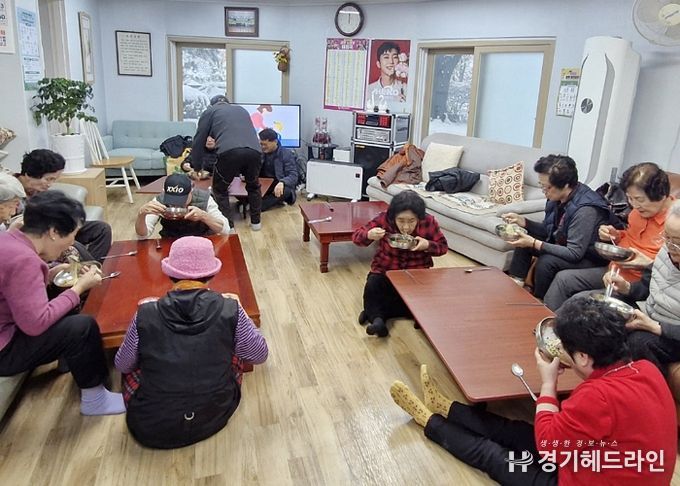 수원특례시 영통구 매탄4동 바르게살기운동위원회 경로당 출동 !, 따뜻한 나눔 행복한 동행