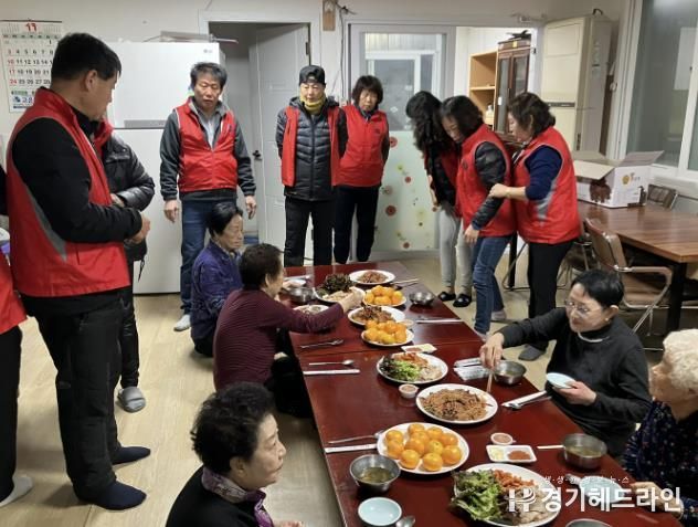 수원특례시 권선구 세류2동 자유총연맹, 미영경로당 급식봉사 실시