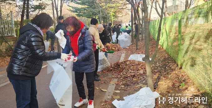 수원특례시 영통구 매탄3동, 폭설로 발생한 낙엽 잔재물 집중 정비 실시