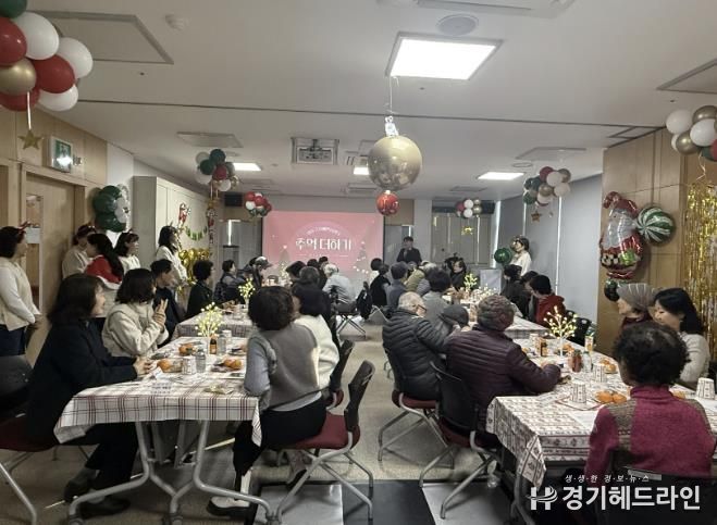 치매 환자, 보호자들과 함께 추억더하기 송년 행사를 진행하고 있다.