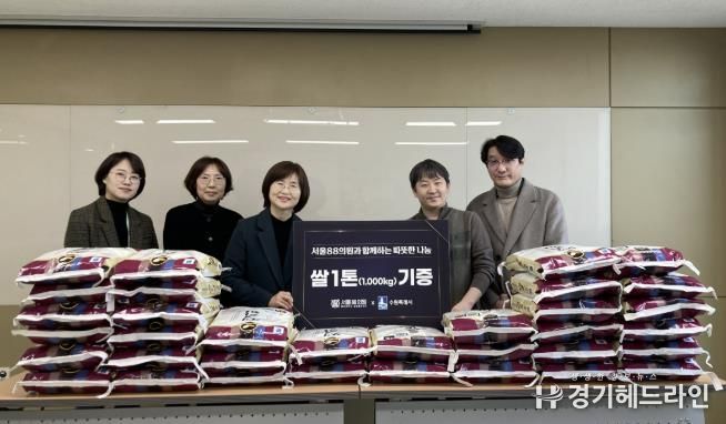 전달식 후 기념촬영을 하고 있다.