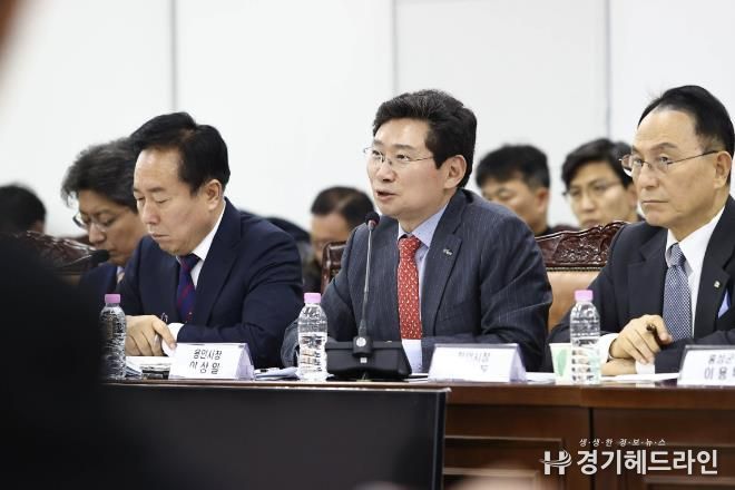 이상일 용인특례시장이 12일 국토교통부 세종청사 대회의실에서 진현환 국토교통부 1차관 주재로 열린 '제7차 국가산단 범정부 추진지원단 회의'에서 '용인 첨단시스템반도체 국가산업단지' 성공을 위한 의견을 제안하고 있다.