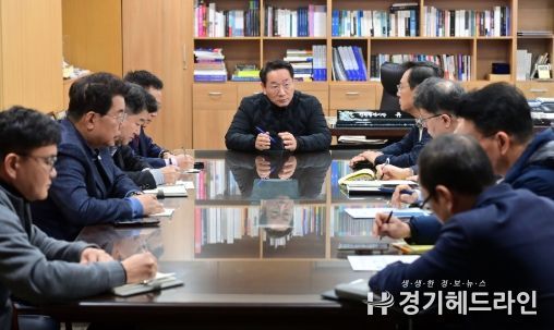 유정복 인천광역시장이 14일 시청 집무실에서 대통령 탄핵소추안 가결에 따른 간부회의를 하고 있다.