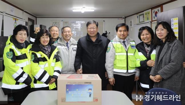 수원특례시 팔달구, 지역 안전지킴이 자율방범대에 격려물품 전달