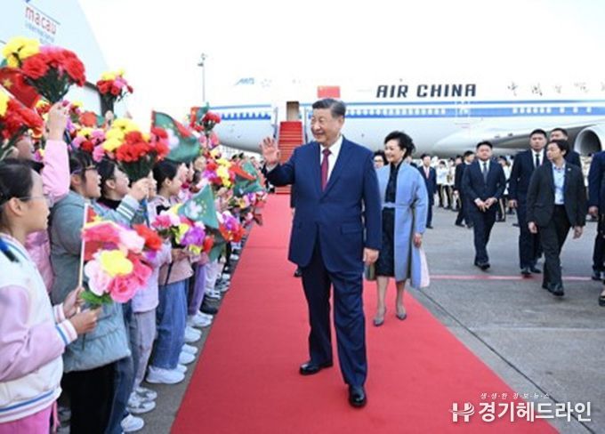 시 주석 내외가 18일 오후 환영을 나온 사람들과 인사를 나누고 있다. (사진/신화통신)