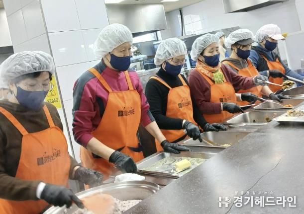 수원특례시 장안구 정자1동 자원봉사회, SK청솔노인복지관 사랑의 배식봉사 활동