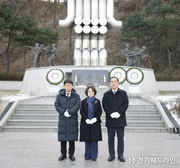 의정부교육지원청 원순자 교육장, 을사년 새해 맞아 현충탑 및 여객기 사고 희생자 합동분향소 방문