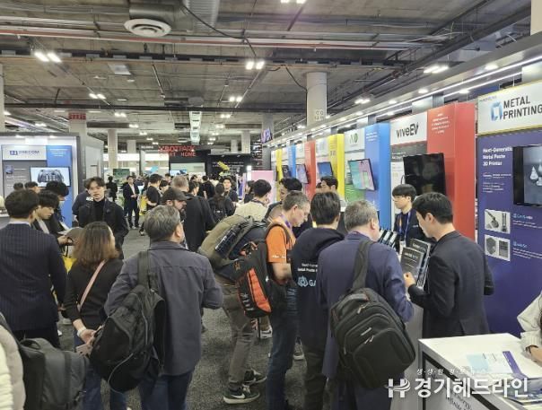 소비자가전박람회(CES)에 마련된 ‘수원특례시관’에서 참가기업 관계자들이 기업을 알리고 있다.