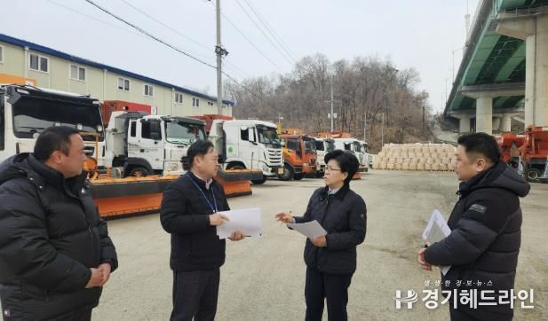 오선희 기흥구청장이 13일 취임 후 신갈동 도로관리센터를 방문해 제설대책을 점검하고 있다