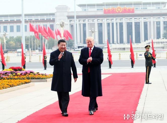 지난 2017년 11월 9일 시진핑(習近平) 중국 국가주석이 베이징 인민대회당 동문 밖 광장에서 환영식을 열고 도널드 트럼프 당시 미국 대통령의 중국 국빈 방문을 환영하고 있다. (사진/신화통신)