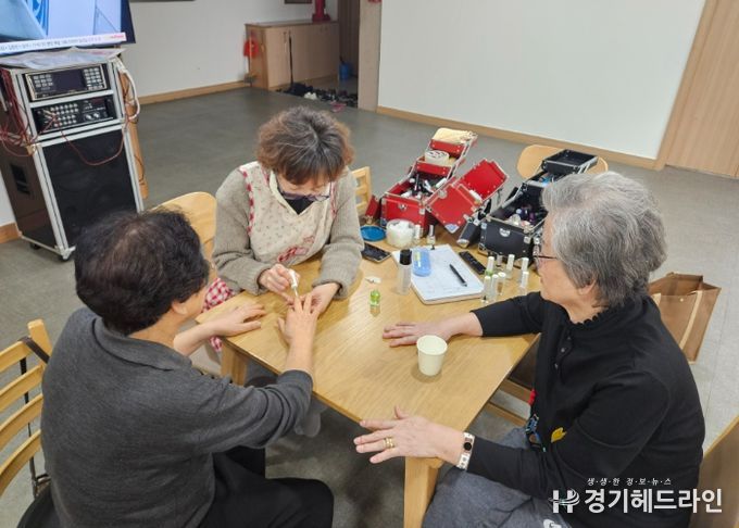 매탄3동 발사랑 이웃사랑 봉사단, 위브 경로당 방문