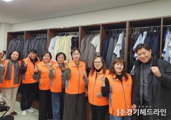 수원특례시 장안구 정자3동 주민자치회, '사랑의 교복가게' 물품 정리 작업 실시