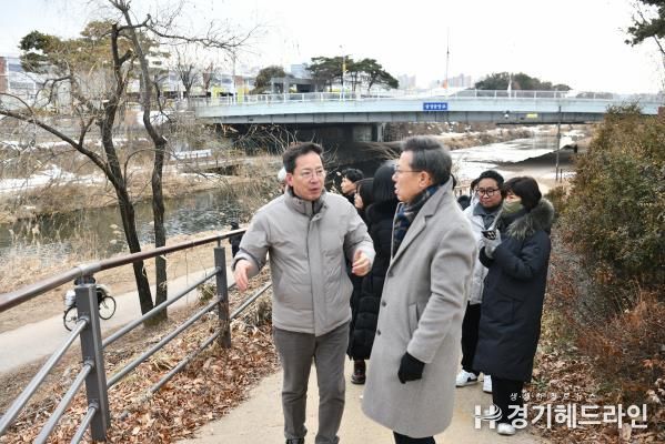 수원특례시 영통구, '영통 생생현장 해결단' 원천리천 시설물 및 녹지 관리 실태 점검