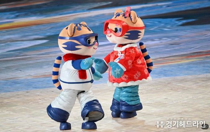 7일 '제9회 동계 아시안게임' 개막식 현장에서 촬영한 마스코트 빈빈(濱濱)과 니니(妮妮). (사진/신화통신)