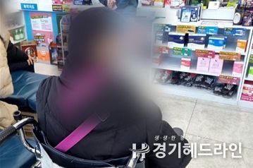 강화군 강화읍에 사는 B(55) 씨가 이윤경 강화종합재가센터 요양보호사와 약국을 방문해 차례를 기다리고 있다.