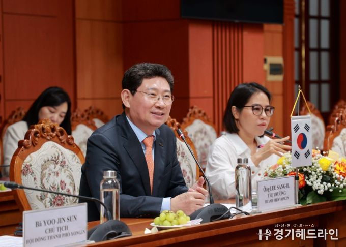 이상일 용인특례시장과 시 대표단은 26일(현지시각) 오전 베트남 꽝남성청에서 레반중(Lê Ván Dũng) 꽝남성 인민위원회 위원장(꽝남성장) 등 꽝남성 고위 관계자들과 간담회를 갖고 양 도시의 교류협력 방안을 논의했다
