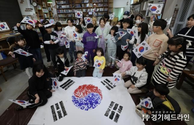 수원특례시 권선구 세류1동 새마을문고, 나라사랑 한마음 손도장 태극기 만들기 행사
