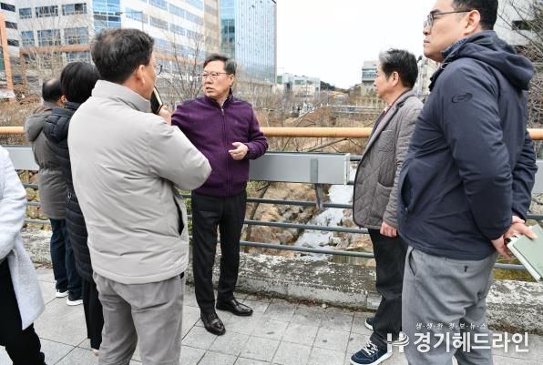 수원특례시 영통구, '영통 생생현장 해결단' 영통구, 여천 및 소하천 산책로 조경 유지관리 공사 앞서 현장 점검