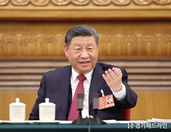 시진핑(習近平) 중국공산당 중앙위원회 총서기, 국가주석, 중앙군사위원회 주석이 5일 오후 본인이 속한 제14기 전국인민대표대회(전인대) 제3차 회의 장쑤(江蘇)대표단 심의에 참석했다. (사진/신화통신)