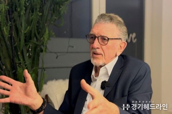 중국 전문가인 볼프람 엘스너 독일 브레멘대학교 경제학 교수가 지난 3일 독일 브레멘에서 신화통신 기자와 인터뷰를 진행하고 있다.(독일 브레멘=신화통신)