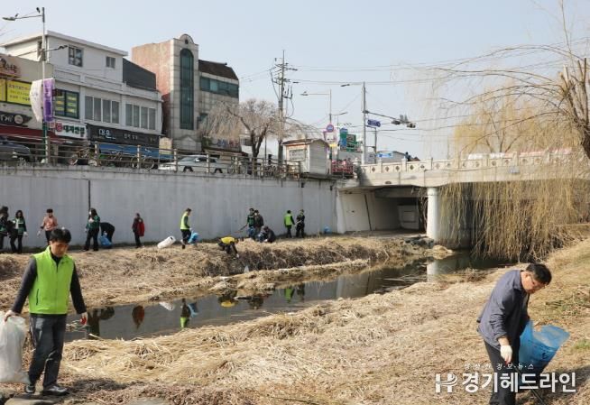 수원특례시 팔달구, 새봄맞이 수원천 대청소 실시