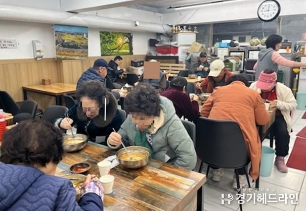 수원특례시 팔달구 행궁동 '보리밥 뷔페', 어르신들을 위한 사랑의 잔치국수 나눔 봉사 진행