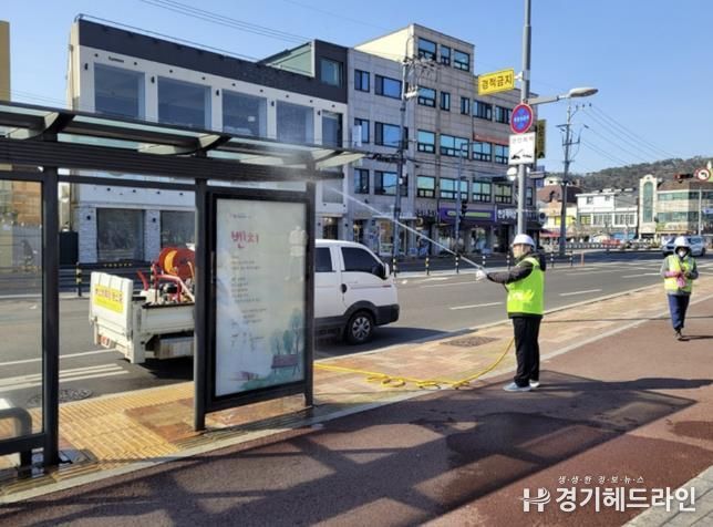 새봄맞이 수원특례시 팔달구 버스승강장 대청소 실시