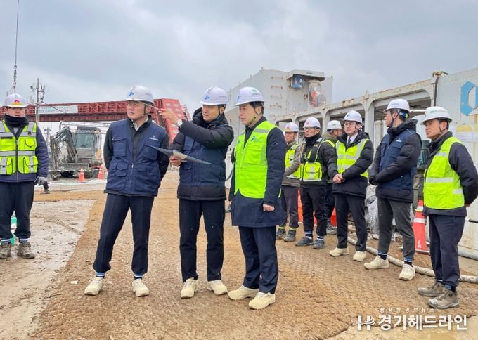인천항만공사 이경규 사장이 안전점검을 하고 있다