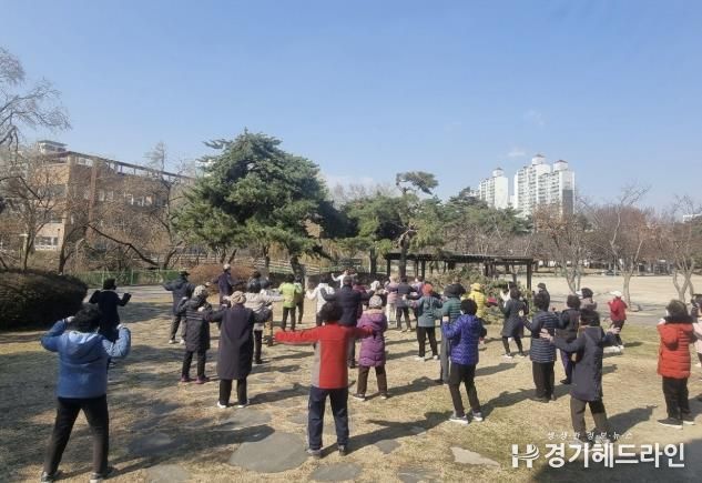 시민들이 만석공원에서 한방기공 체조를 하고 있다