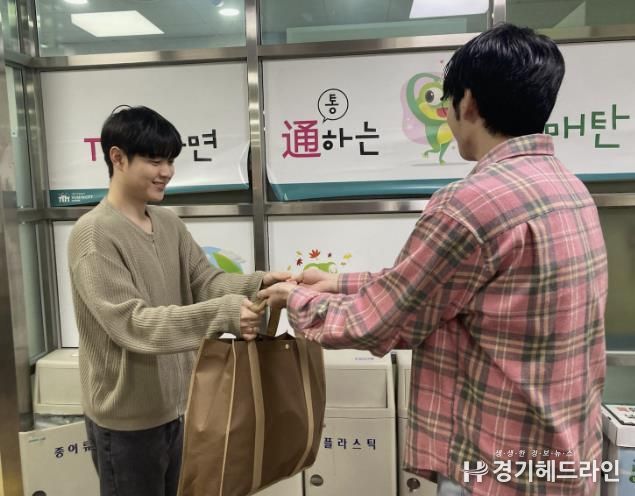 수원특례시 영통구 매탄3동 지역사회보장협의체, 복지사각지대 청년에게 '희망가득 온정꾸러미' 전달
