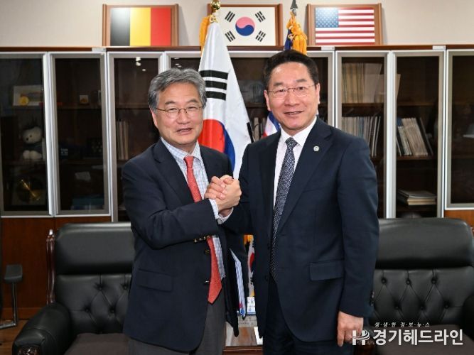 유정복 인천광역시장이 26일 인천글로벌캠퍼스에서 조셉 윤(Joseph Yun) 주한 미국대사대리와 협력방안 등을 논의하고 기념촬영을 하고 있다.